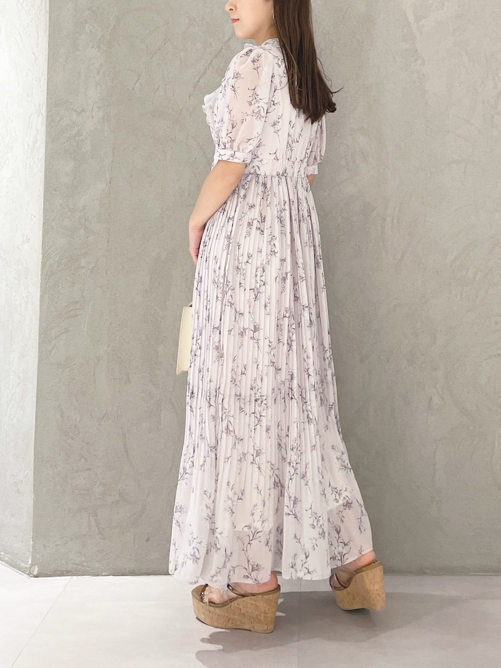 ブラウン系のサンダル、ホワイト系のハンドバッグ、ピンク系のワンピースを着用したレディースの春コーディネートの3枚目の写真