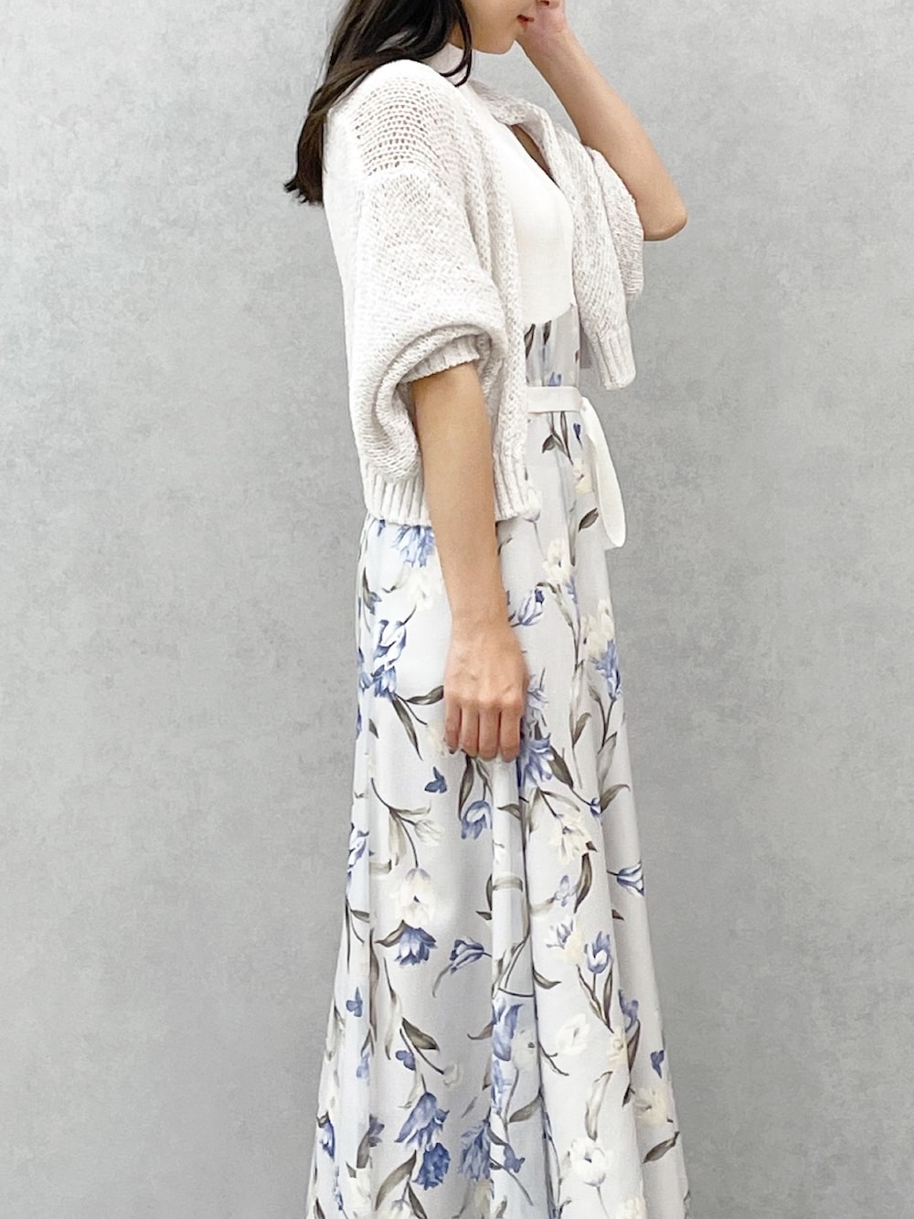 ブラウン系のサンダル、ブルー系のワンピース、ホワイト系のカーディガン/ボレロを着用したレディースの春コーディネートの5枚目の写真