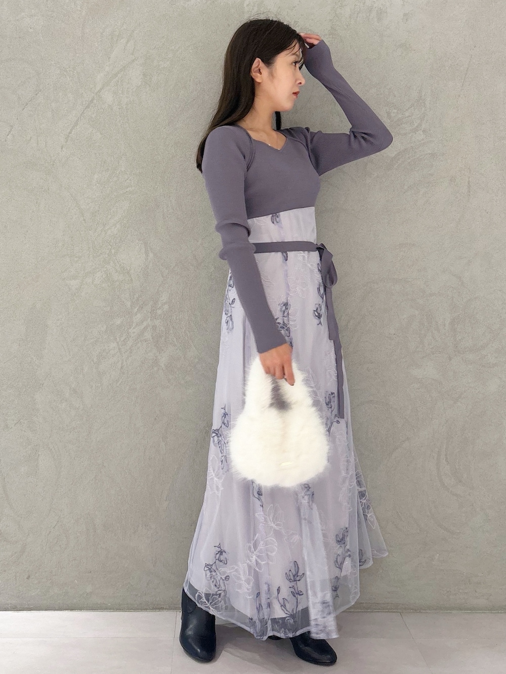 パープル系のワンピース、ブラック系のブーツ、ホワイト系のハンドバッグを着用したレディースの秋コーディネートの8枚目の写真