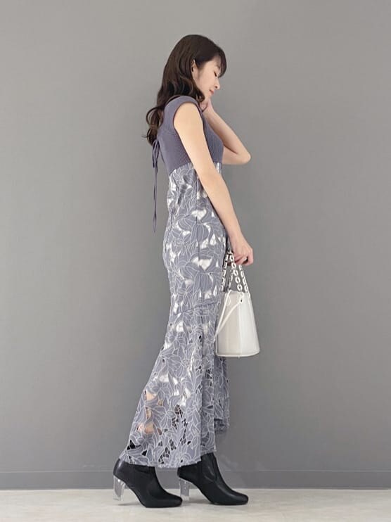 ブラック系のその他シューズ、ホワイト系のハンドバッグ、ブルー系のワンピースを着用したレディースの春コーディネートの5枚目の写真