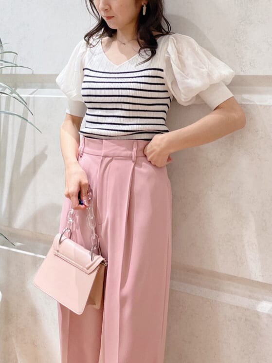 ベージュ系のパンプス、ピンク系のショルダーバッグ、ホワイト系のニット/セーターを着用したレディースの春コーディネートの8枚目の写真