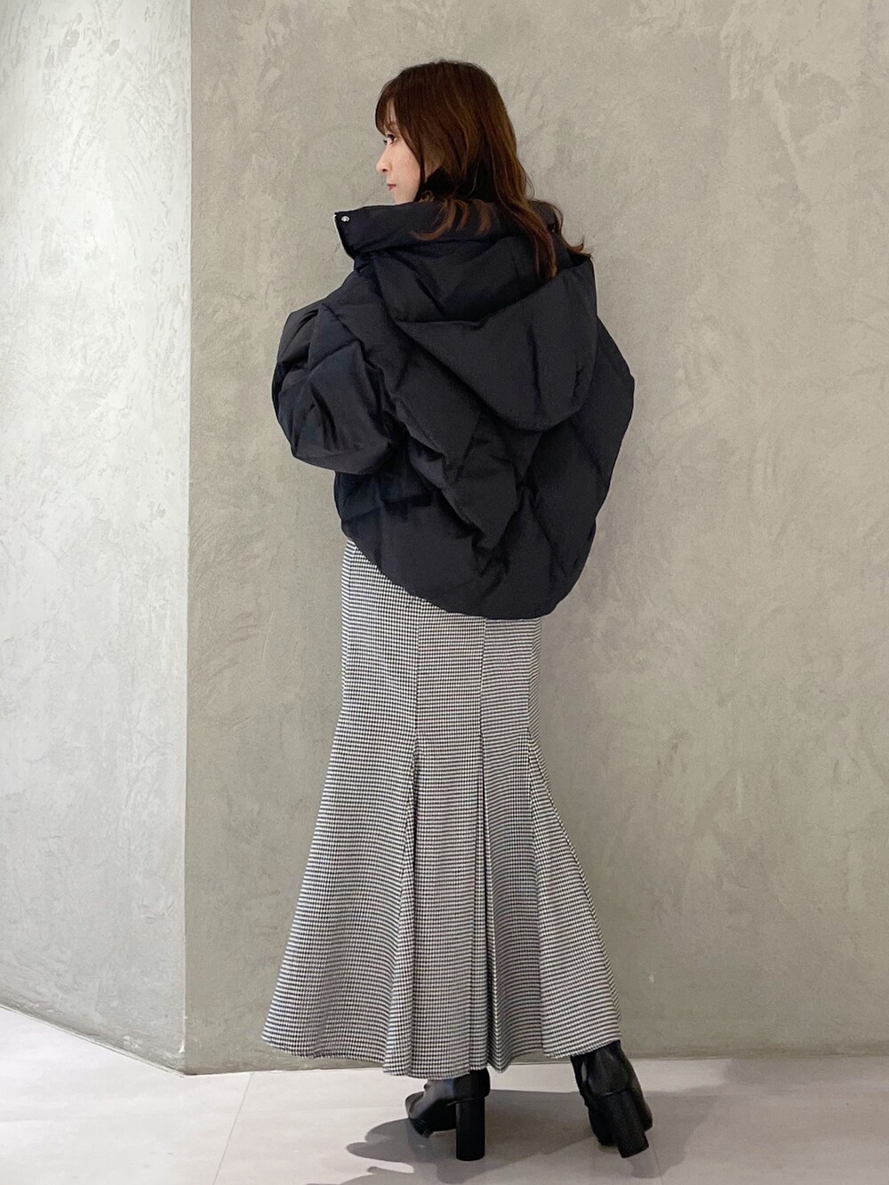 その他のスカート、ブラック系のブーツ、ブラック系のダウンジャケット/コートを着用したレディースの秋コーディネートの4枚目の写真