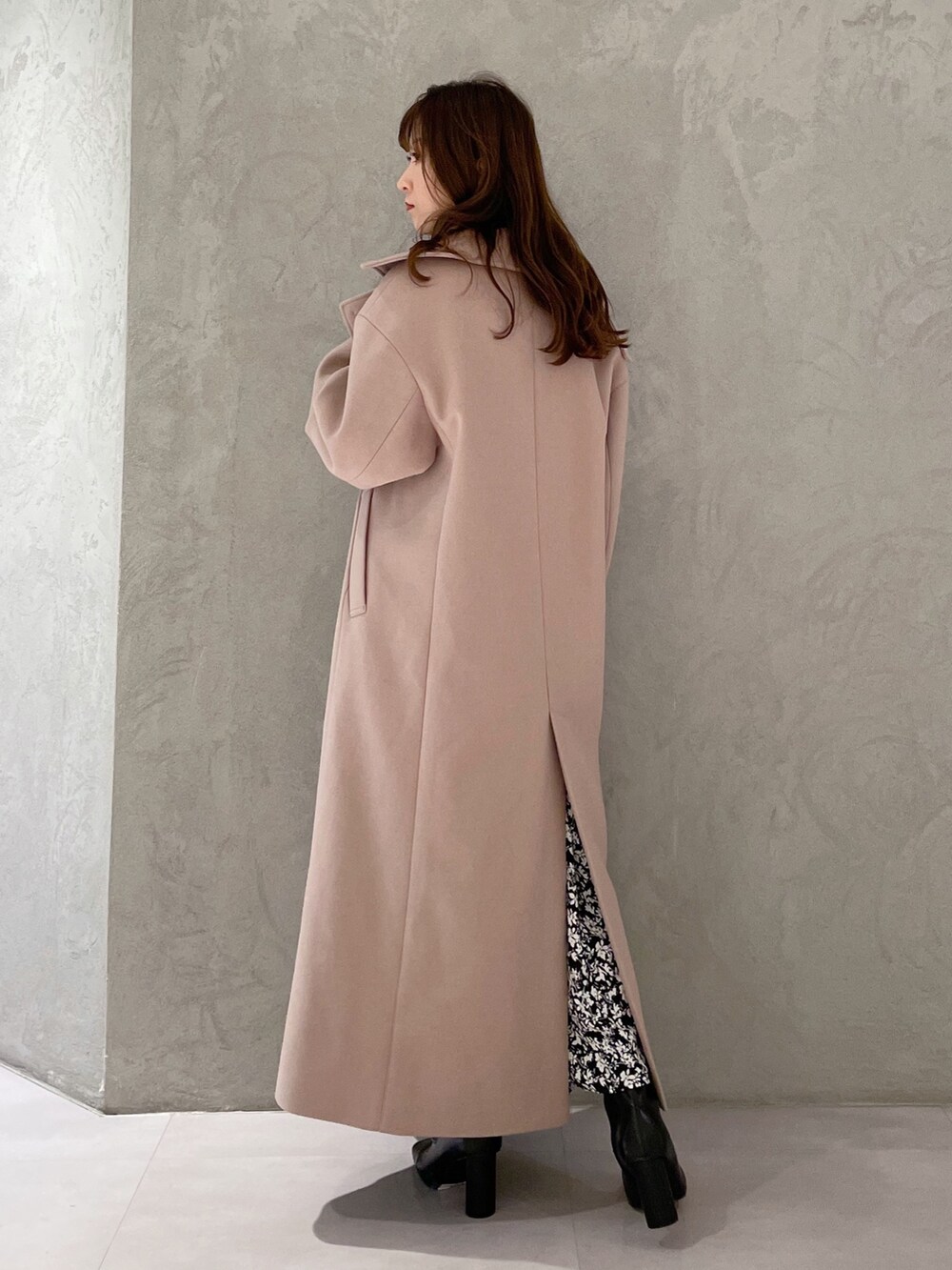 ブラック系のワンピース、ベージュ系のステンカラーコート、ブラック系のブーツを着用したレディースの秋コーディネートの5枚目の写真