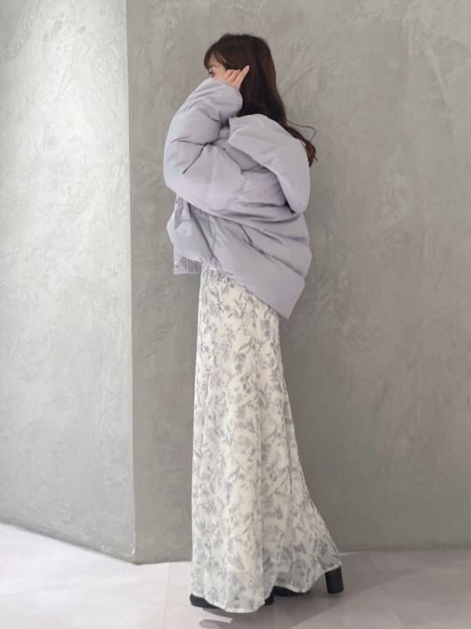 ブルー系のダウンジャケット/コート、ホワイト系のスカート、ブルー系のダウンジャケット/コートを着用したレディースの秋コーディネートの3枚目の写真