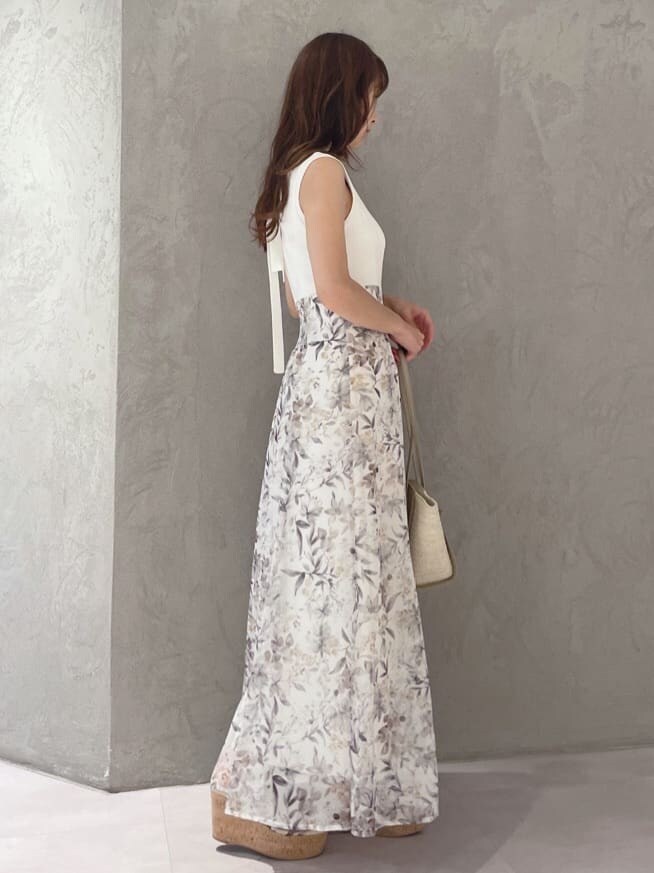 グリーン系のサンダル、ホワイト系のワンピース、シルバー系のピアス（両耳用）を着用したレディースの夏コーディネートの5枚目の写真