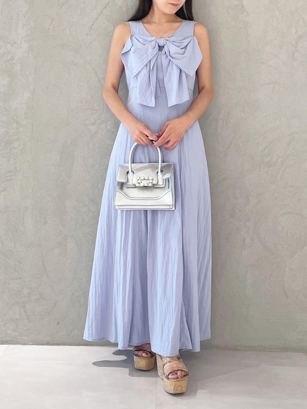 ブルー系のワンピース、ブラウン系のサンダル、シルバー系のショルダーバッグを着用したレディースの夏コーディネートの4枚目の写真