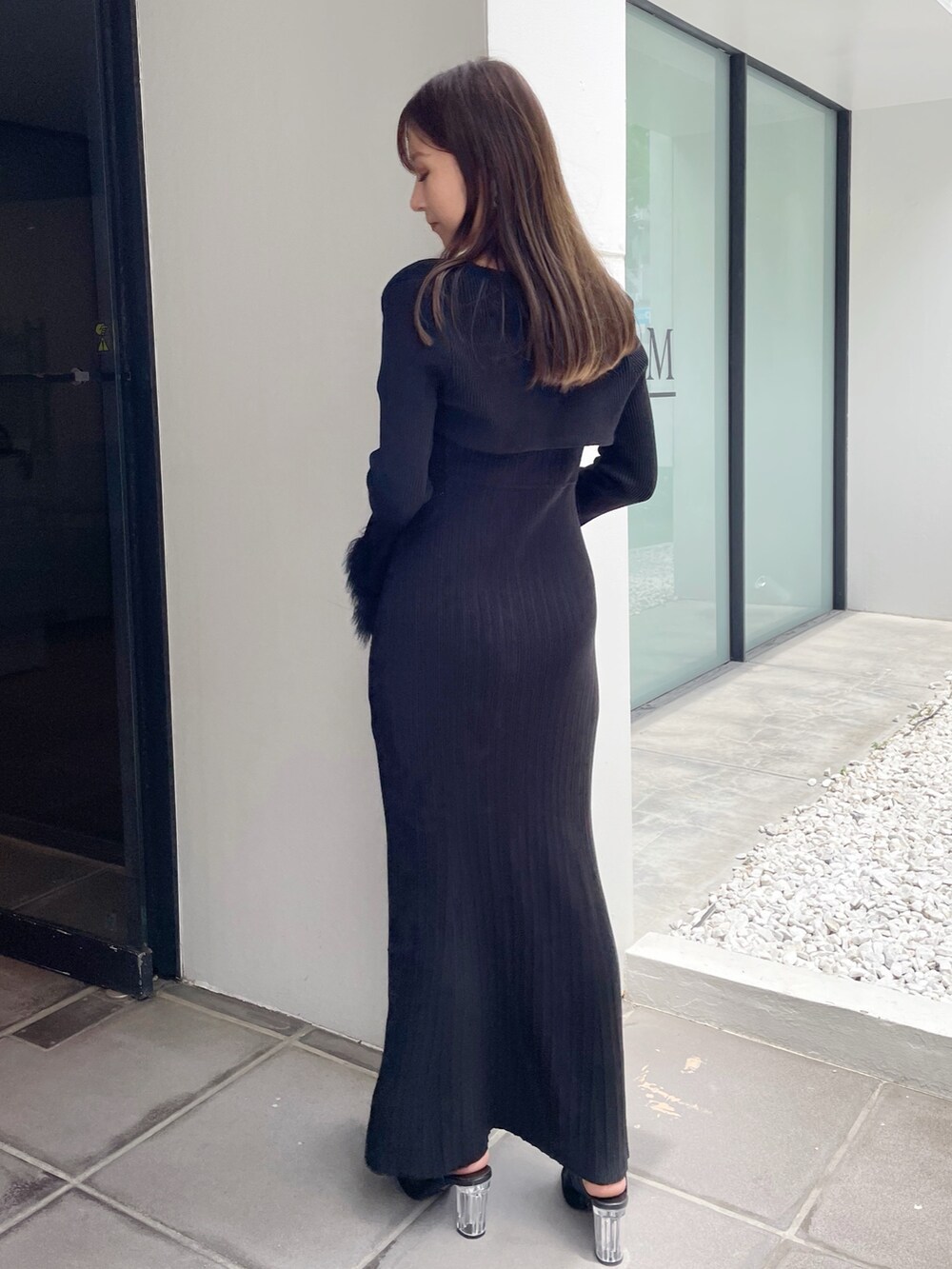 ブラック系のワンピースを着用したレディースの夏コーディネートの6枚目の写真