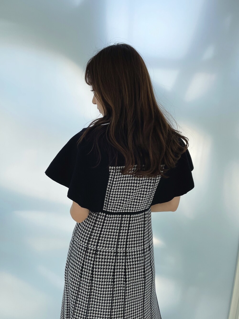 ブラック系のワンピースを着用したレディースの夏コーディネートの5枚目の写真