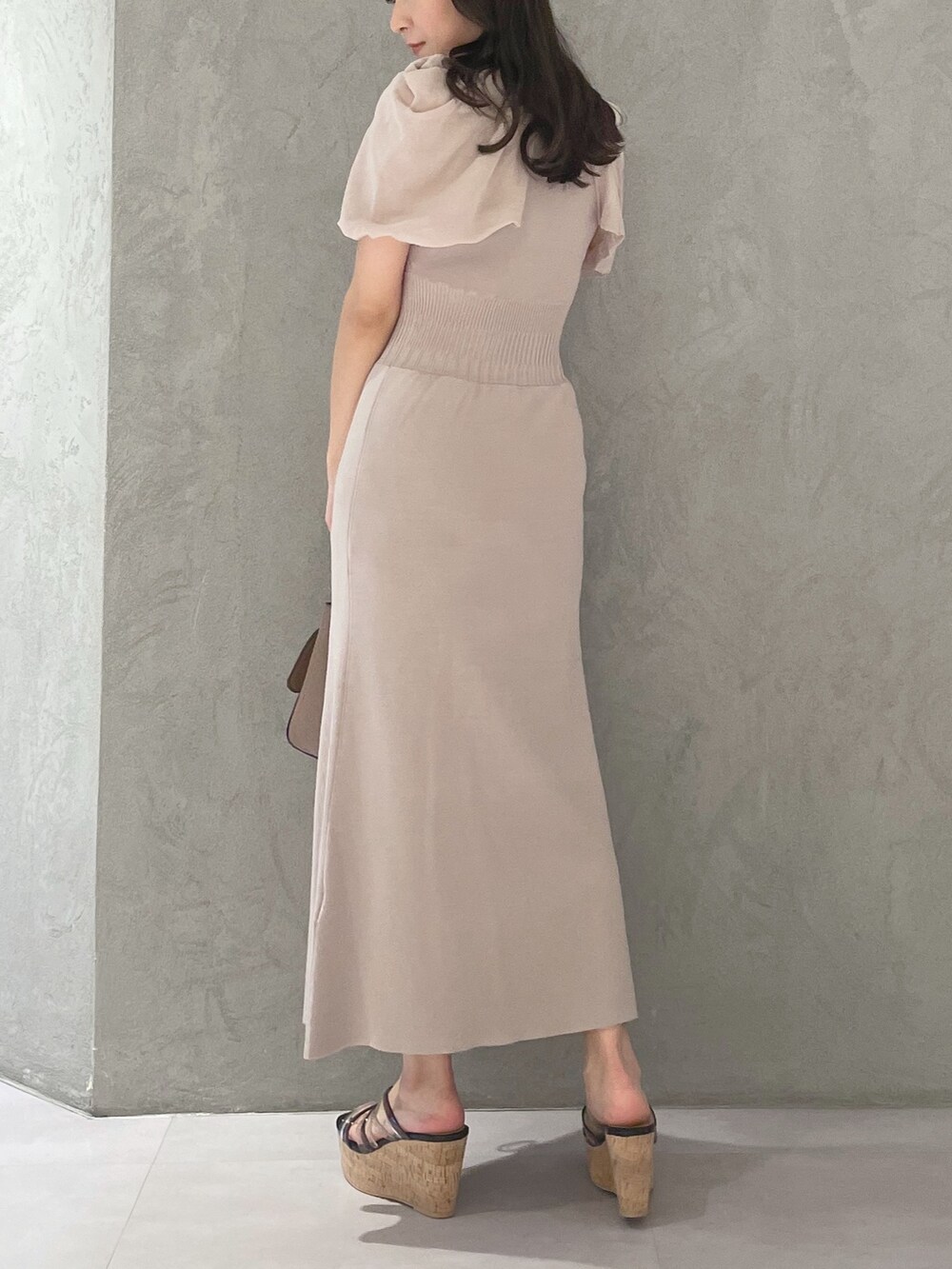 ブラック系のサンダル、ベージュ系のワンピースを着用したレディースの春コーディネートの4枚目の写真