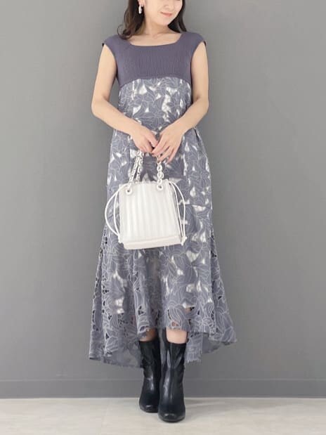 ブラック系のその他シューズ、ホワイト系のハンドバッグ、ブルー系のワンピースを着用したレディースの春コーディネートの4枚目の写真