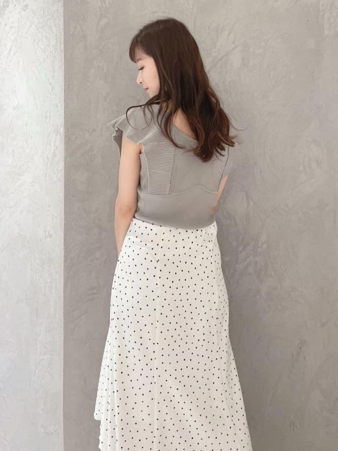 ホワイト系のハンドバッグ、グリーン系のサンダル、ホワイト系のスカートを着用したレディースの春コーディネートの8枚目の写真