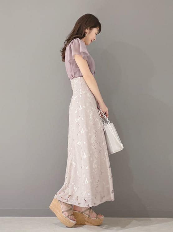 ホワイト系のハンドバッグ、グリーン系のサンダル、ピンク系のワンピースを着用したレディースの春コーディネートの4枚目の写真