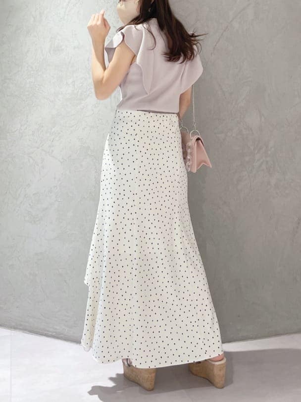 ピンク系のショルダーバッグ、グリーン系のサンダル、ピンク系のニット/セーターを着用したレディースの春コーディネートの7枚目の写真