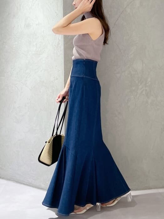 ベージュ系のサンダル、ブラック系のトートバッグ、グレー系のニット/セーターを着用したレディースの春コーディネートの4枚目の写真