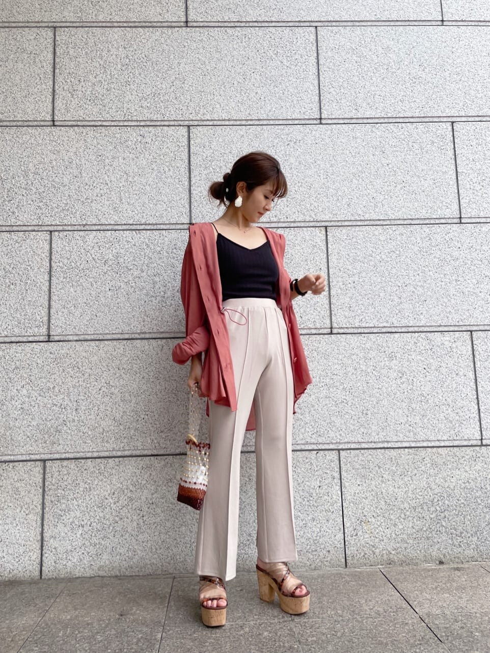 ベージュ系のサンダル、ブラック系のTシャツ/カットソー、ブラウン系のブルゾンを着用したレディースの夏コーディネートの7枚目の写真