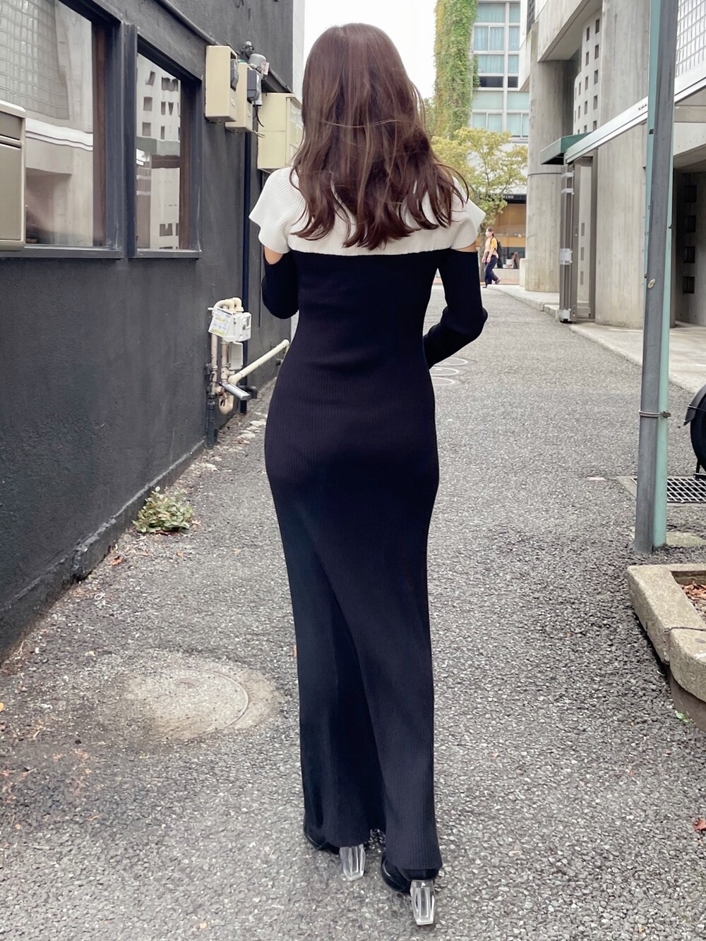 ブラック系のショルダーバッグ、ブラック系のワンピースを着用したレディースの夏コーディネートの4枚目の写真