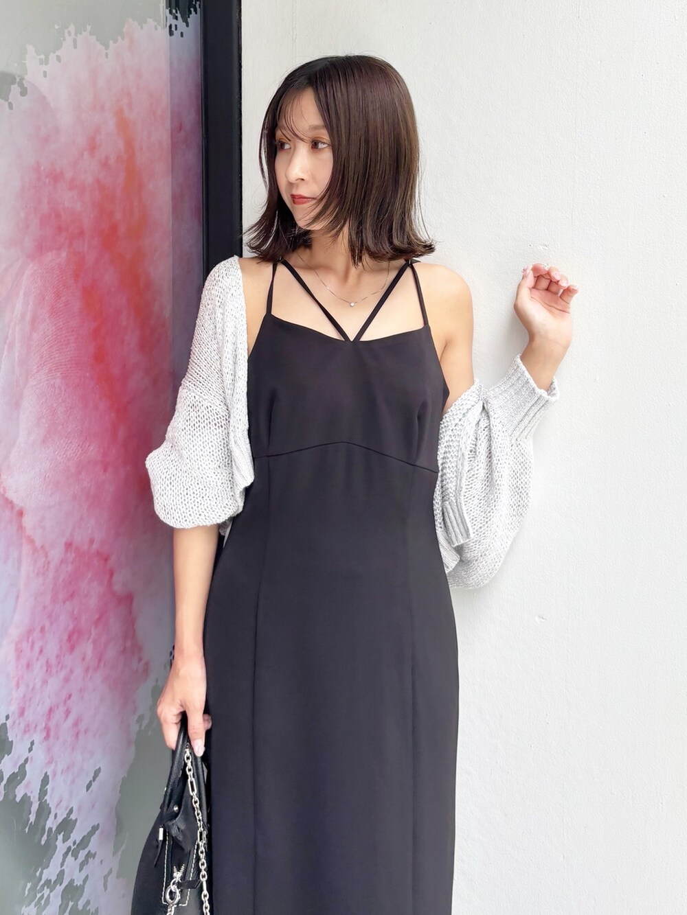 ブラック系のワンピース、グレー系のカーディガン/ボレロを着用したレディースの夏コーディネートの3枚目の写真