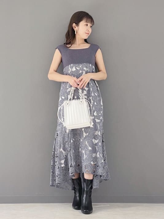 ブラック系のその他シューズ、ホワイト系のハンドバッグ、ブルー系のワンピースを着用したレディースの春コーディネートの9枚目の写真