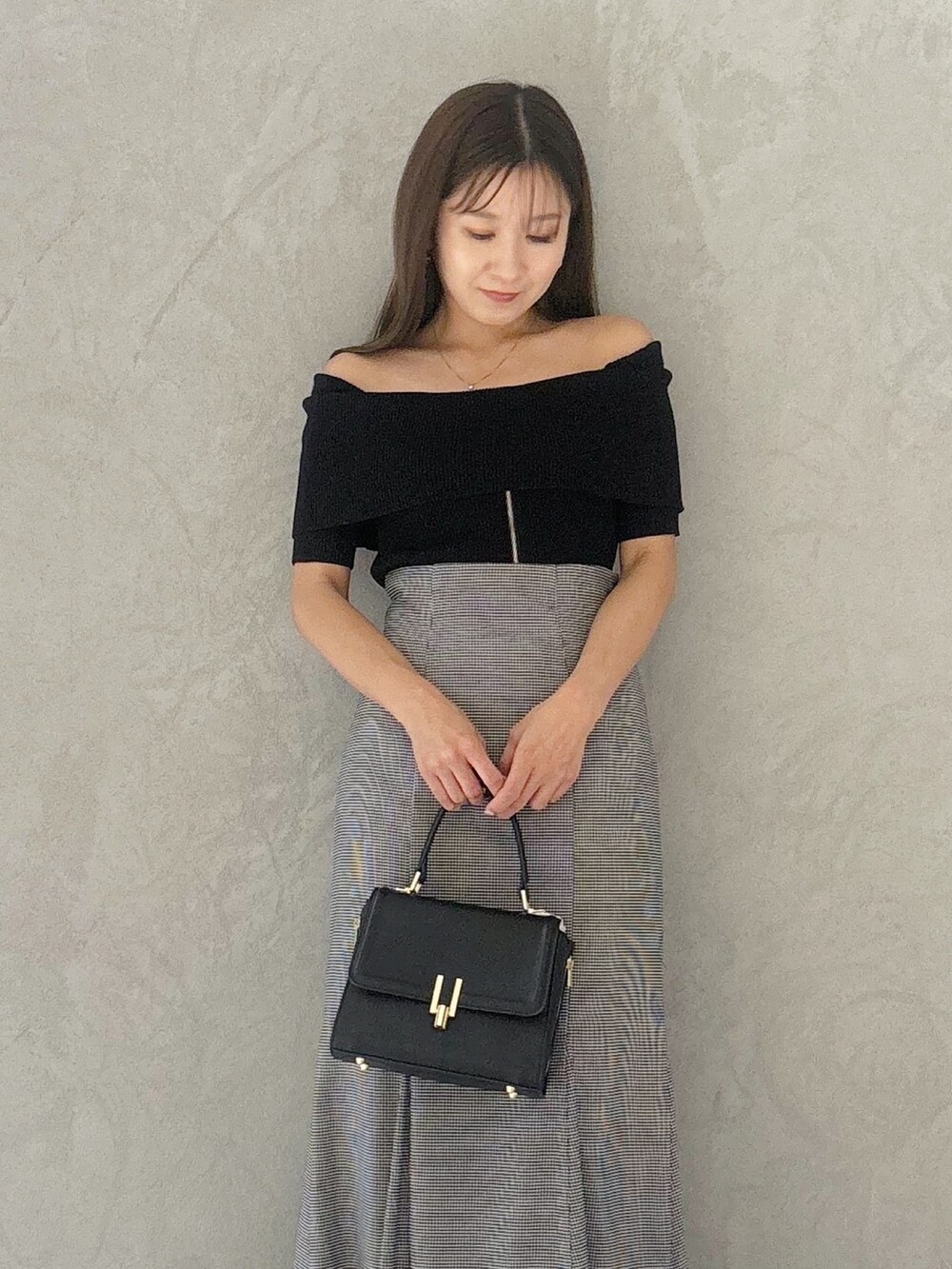 その他のスカート、ブラック系のブーツ、ブラック系のショルダーバッグを着用したレディースの秋コーディネートの5枚目の写真