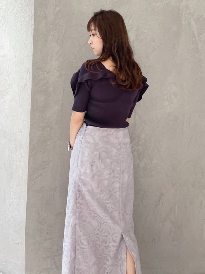 ブラック系のショルダーバッグ、グレー系のスカート、ブラウン系のニット/セーターを着用したレディースの夏コーディネートの5枚目の写真