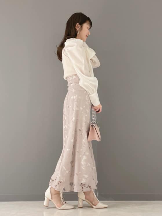 ホワイト系のその他シューズ、イエロー系のショルダーバッグ、ホワイト系のニット/セーターを着用したレディースの春コーディネートの4枚目の写真