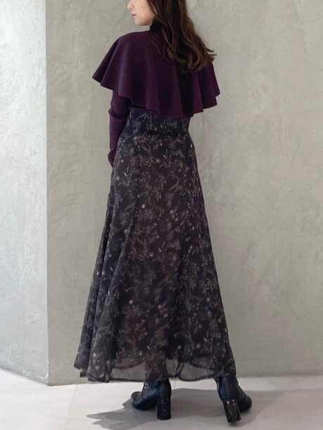 ブラウン系のスカート、ブラウン系のニット/セーターを着用したレディースの秋コーディネートの5枚目の写真