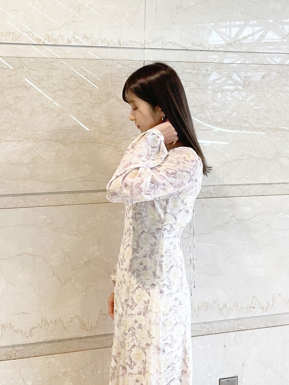 パープル系のワンピース、ブラック系のブーツを着用したレディースの冬コーディネートの6枚目の写真