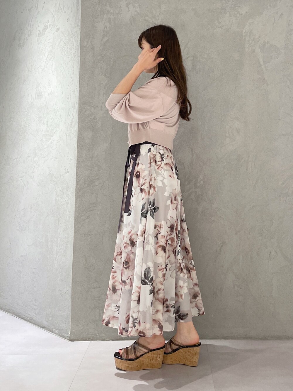 ブラック系のサンダル、ブラウン系のトートバッグ、ピンク系のワンピースを着用したレディースの夏コーディネートの4枚目の写真