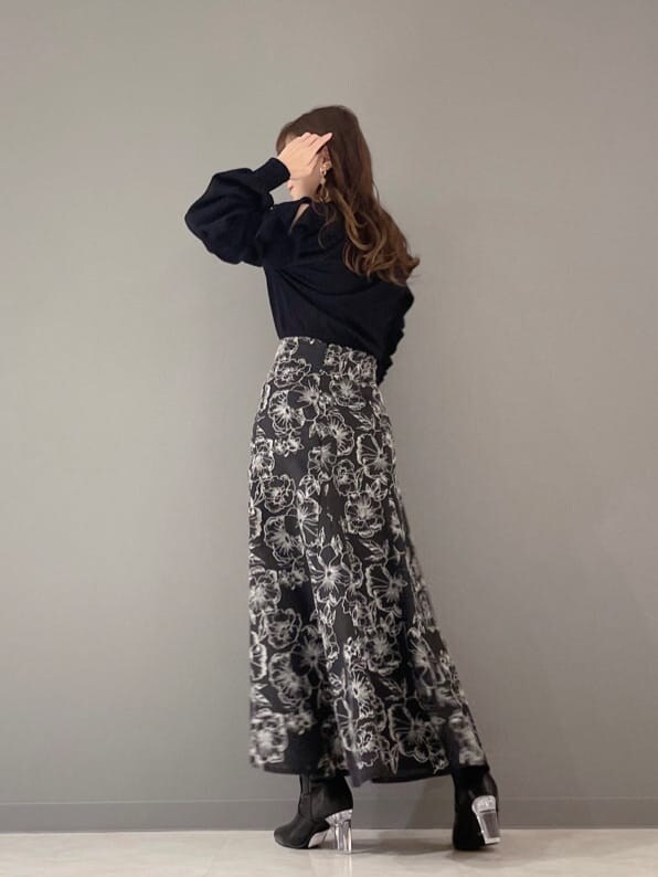 ピンク系のハンドバッグ、ブラック系のニット/セーター、ブラック系のその他シューズを着用したレディースの冬コーディネートの4枚目の写真