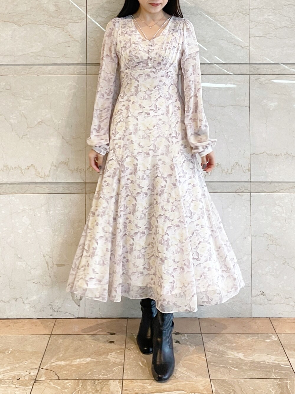 パープル系のワンピース、ブラック系のブーツを着用したレディースの冬コーディネートの8枚目の写真