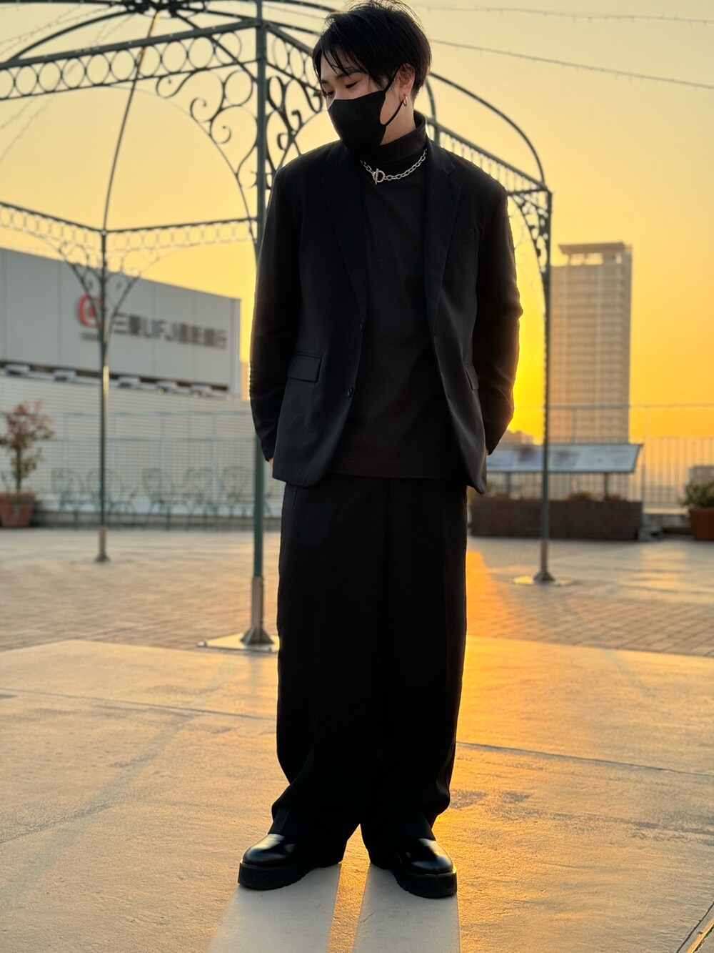 ブラック系のセットアップ、グレー系のTシャツ/カットソー、ブラック系のスラックスを着用したメンズの冬コーディネートの2枚目の写真