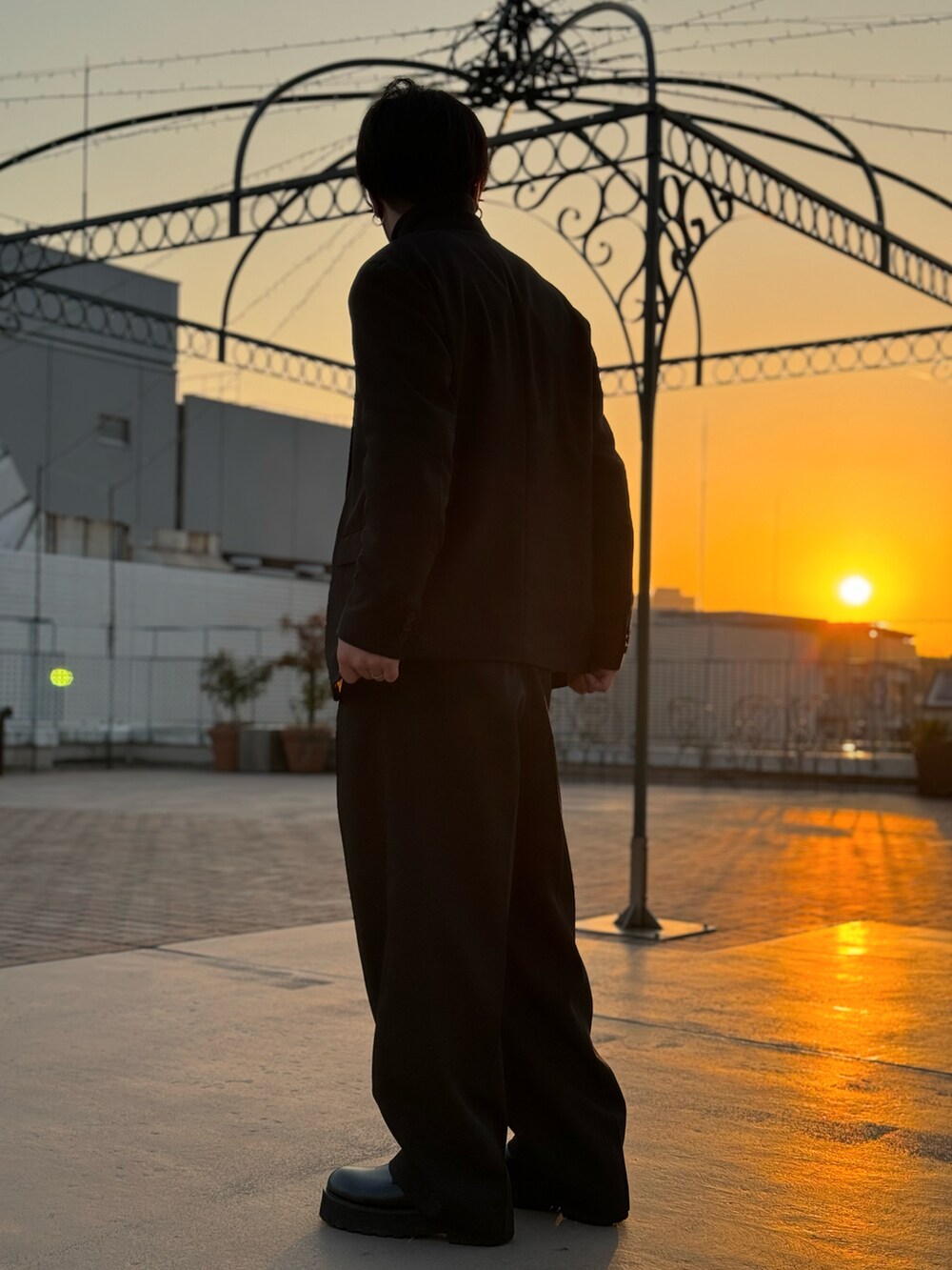 ブラック系のセットアップ、グレー系のTシャツ/カットソー、ブラック系のスラックスを着用したメンズの冬コーディネートの3枚目の写真