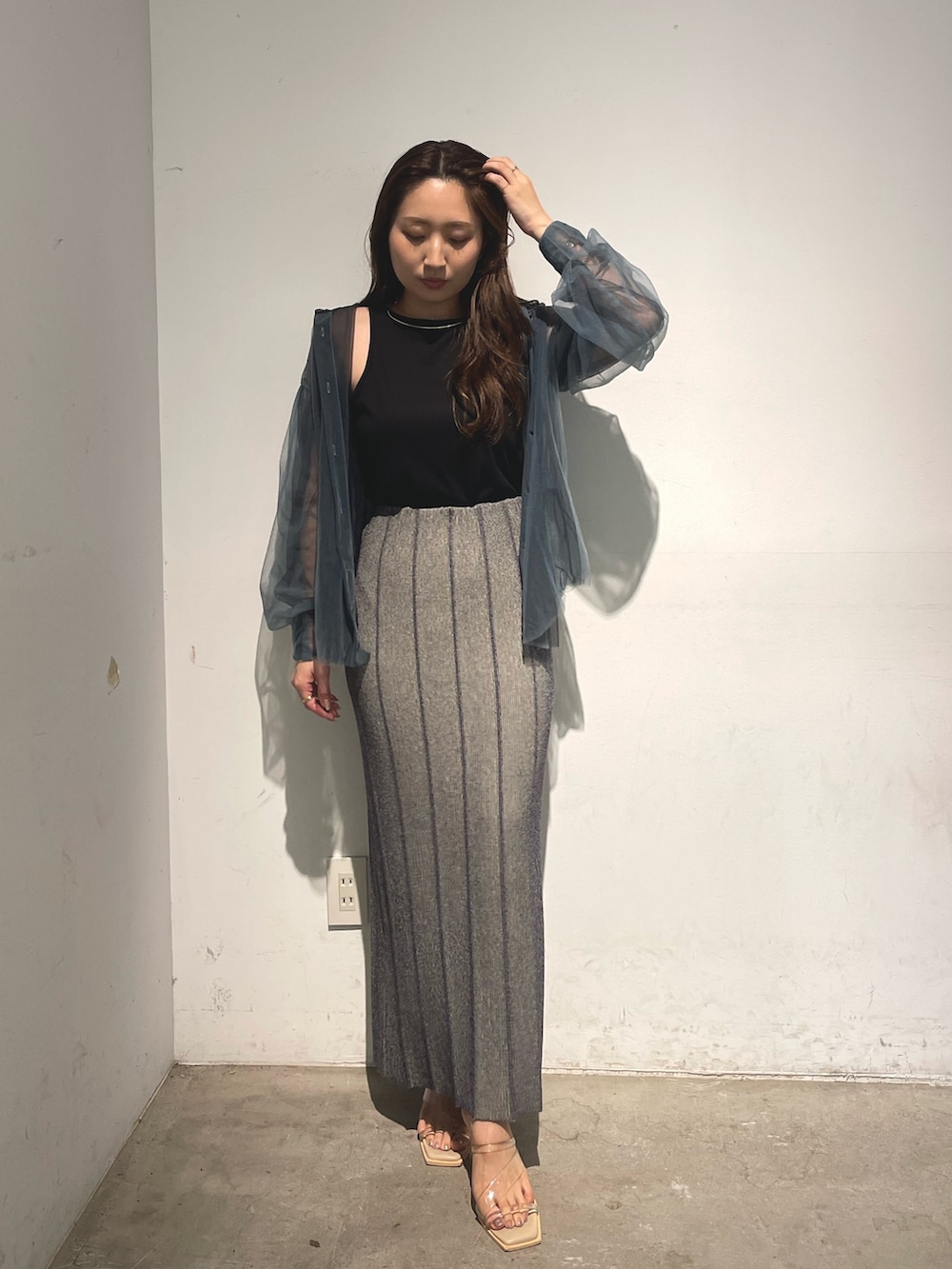 ブルー系のシャツ/ブラウス、グレー系のスカート、ブラック系のTシャツ/カットソーを着用したレディースの春コーディネートの2枚目の写真