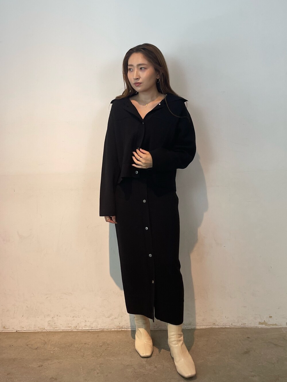 ブラック系のカーディガン/ボレロ、ブラック系のスカート、ホワイト系のブーツを着用したレディースの夏コーディネートの8枚目の写真