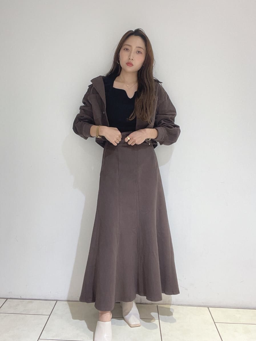 ホワイト系のサンダル、ブラウン系のデニムジャケット、ブラウン系のスカートを着用したレディースの夏コーディネートの2枚目の写真