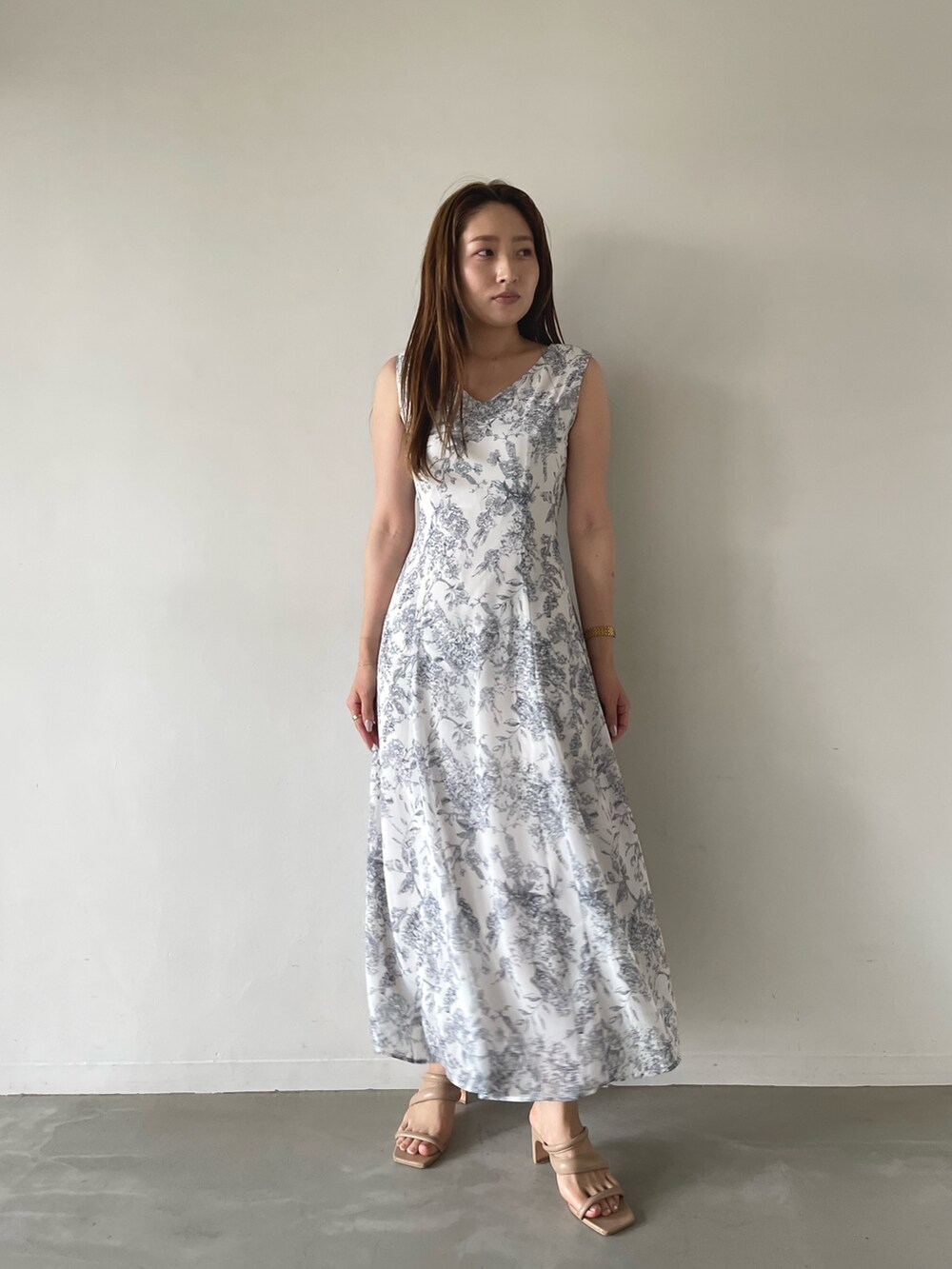 ブルー系のワンピース、ベージュ系のサンダルを着用したレディースの夏コーディネートの5枚目の写真