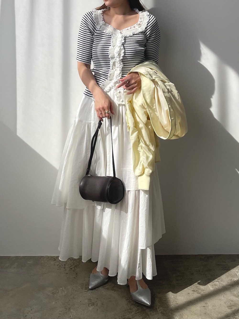 その他のニット/セーター、イエロー系のブルゾン、ホワイト系のスカートを着用したレディースの春コーディネートの4枚目の写真