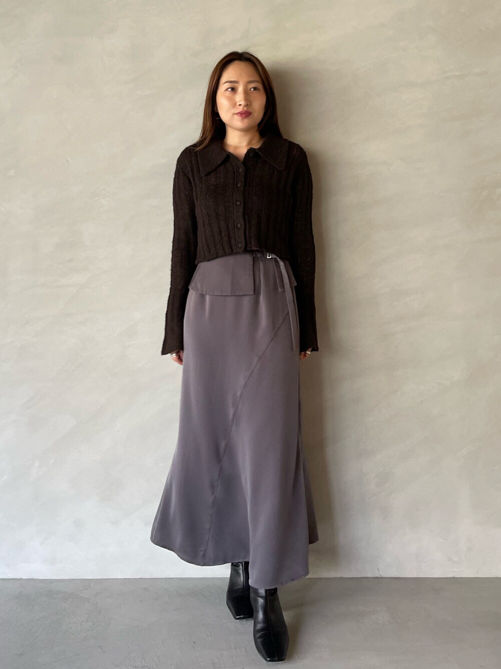 ブラック系のブーツ、グレー系のスカート、ブラウン系のニット/セーターを着用したレディースの夏コーディネートの2枚目の写真