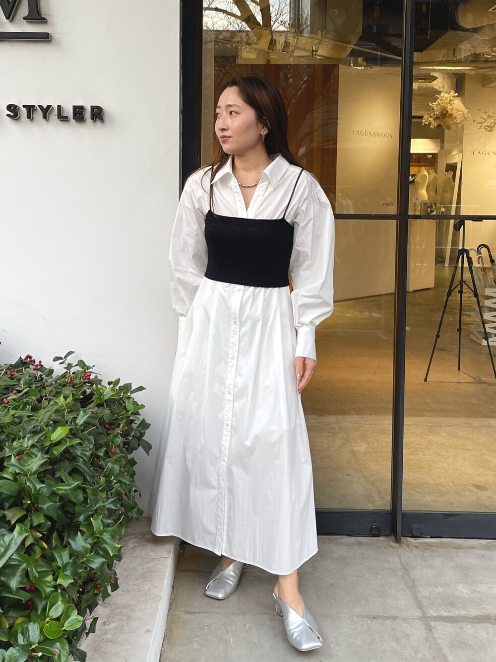 シルバー系のパンプス、ホワイト系のシャツワンピースを着用したレディースの冬コーディネートの4枚目の写真