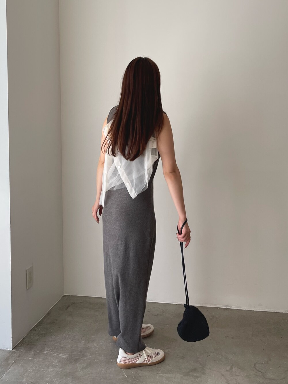 ホワイト系のスニーカー、グレー系のワンピース、ホワイト系のシャツ/ブラウスを着用したレディースの春コーディネートの6枚目の写真