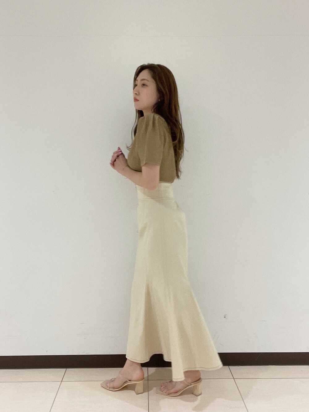 その他のサンダル、ホワイト系のスカート、ブラウン系のTシャツ/カットソーを着用したレディースの春コーディネートの7枚目の写真