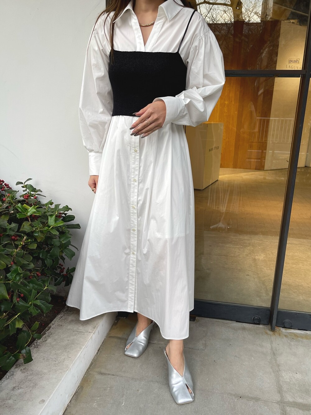 シルバー系のパンプス、ホワイト系のシャツワンピースを着用したレディースの冬コーディネートの7枚目の写真