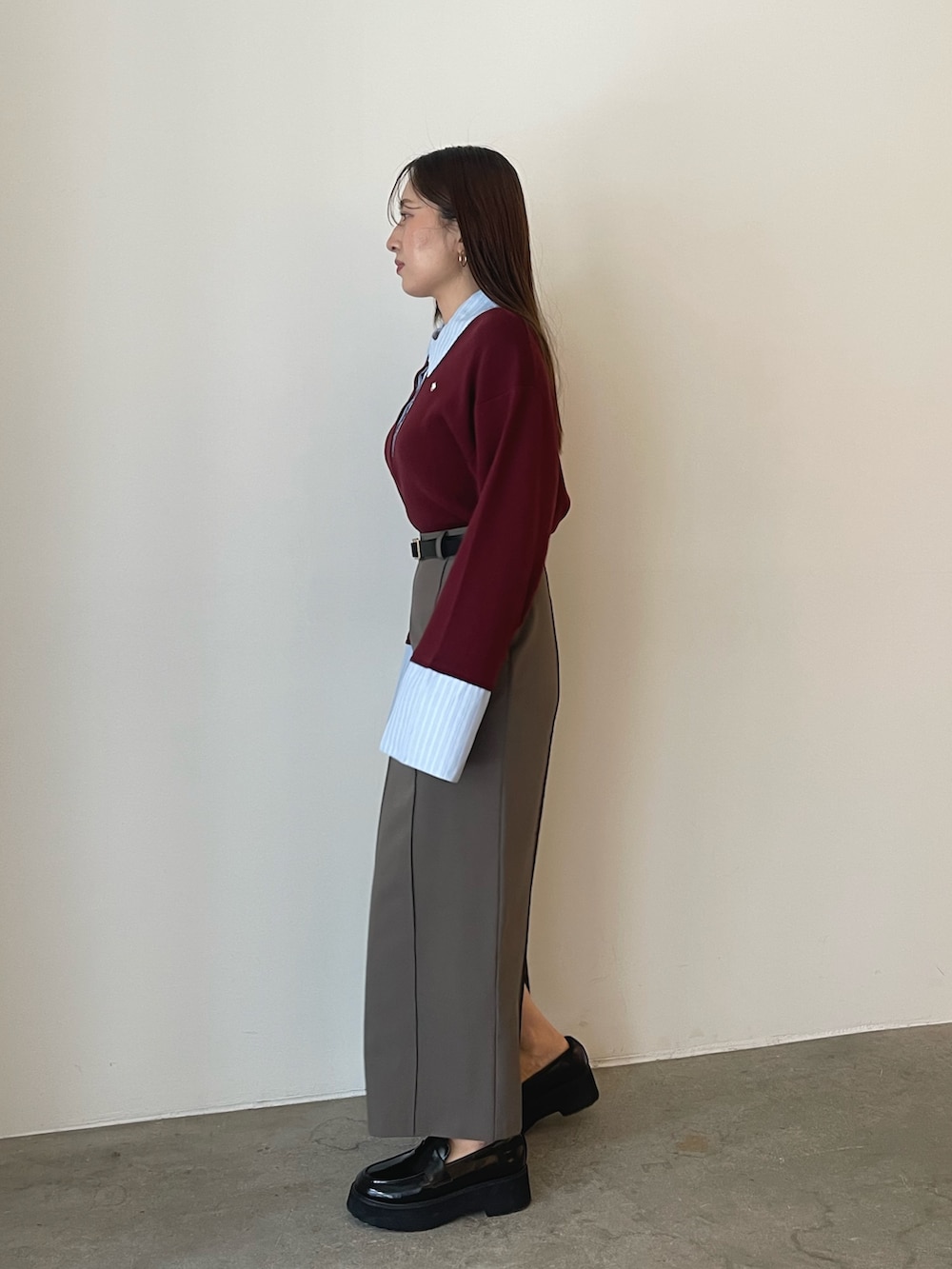 グレー系のスカート、レッド系のニット/セーターを着用したレディースの夏コーディネートの5枚目の写真