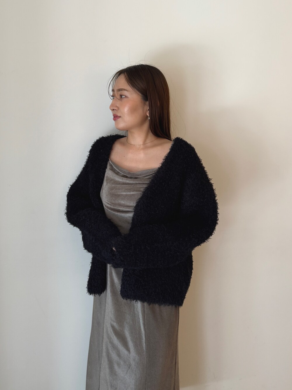 グレー系のワンピース、ブラック系のローファー、ブラック系のカーディガン/ボレロを着用したレディースの夏コーディネートの5枚目の写真