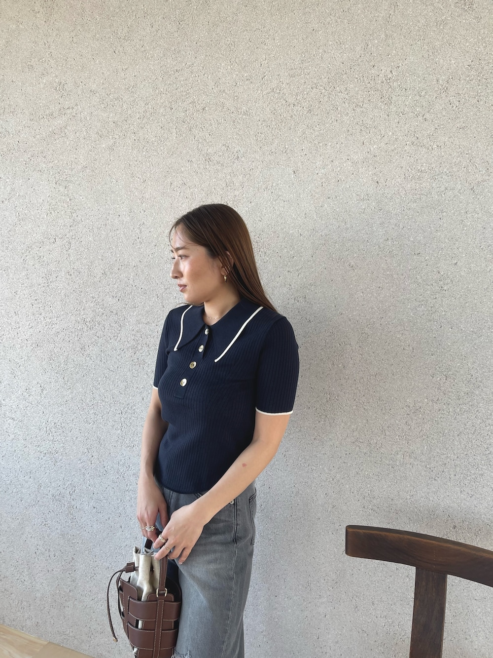 グレー系のデニムパンツ、シルバー系のパンプス、ブルー系のニット/セーターを着用したレディースの春コーディネートの8枚目の写真