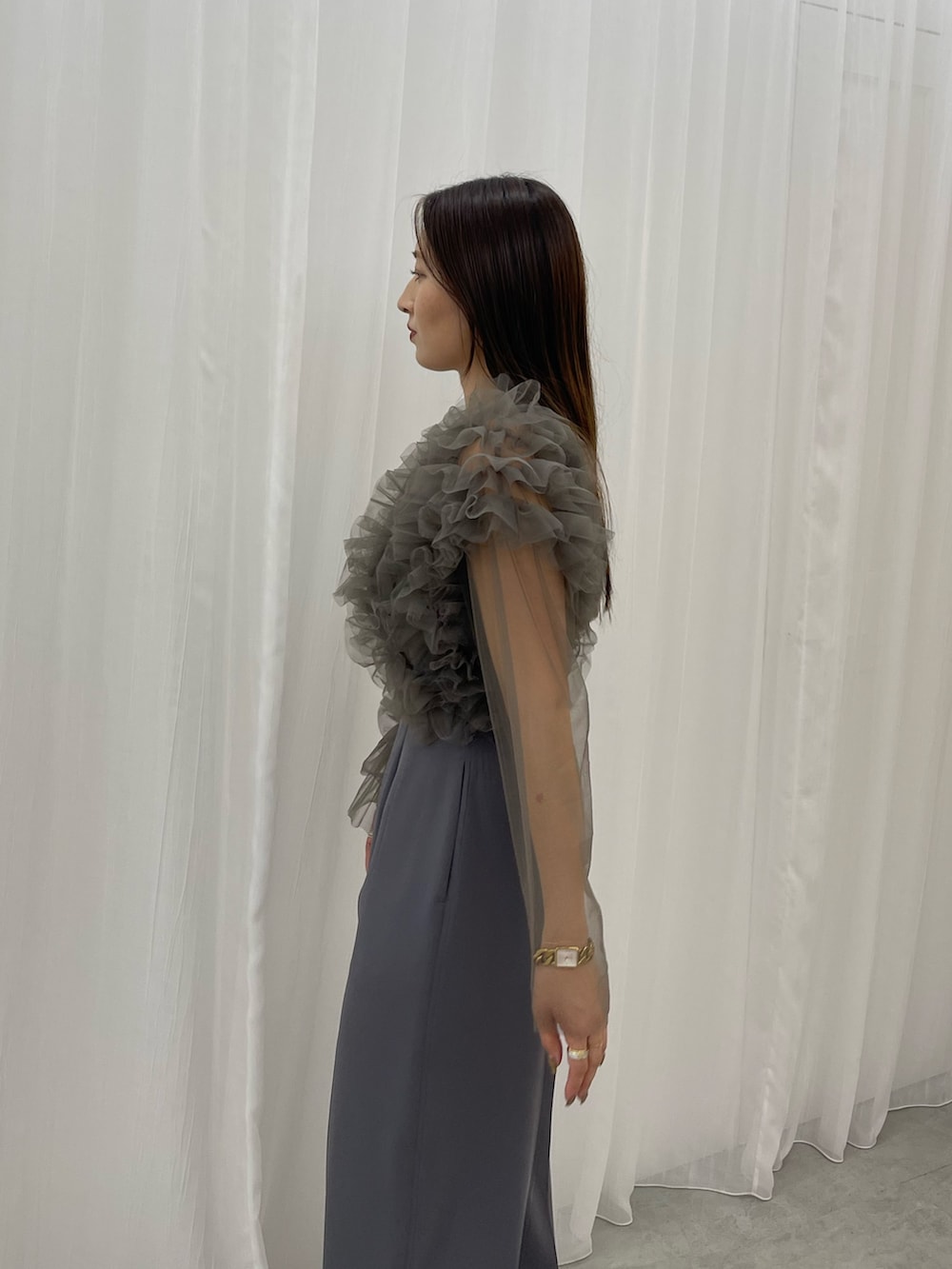 その他のパンプス、グレー系のパンツドレスを着用したレディースの秋コーディネートの5枚目の写真