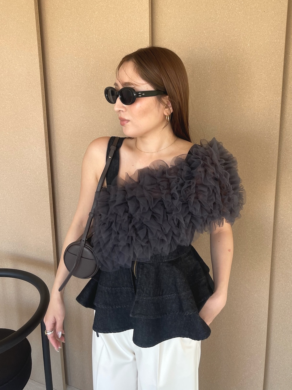 ブラック系のキャミソール、グレー系のドレス、オレンジ系のサンダルを着用したレディースの春コーディネートの7枚目の写真