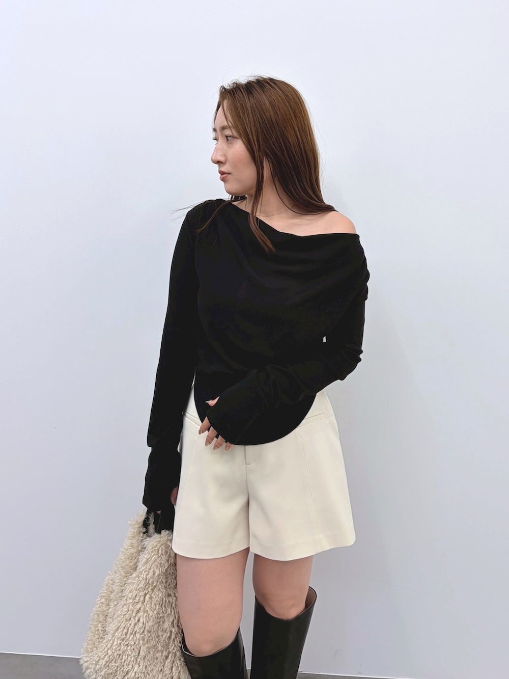 ホワイト系のその他パンツ、ブラック系のTシャツ/カットソーを着用したレディースの秋コーディネートの4枚目の写真
