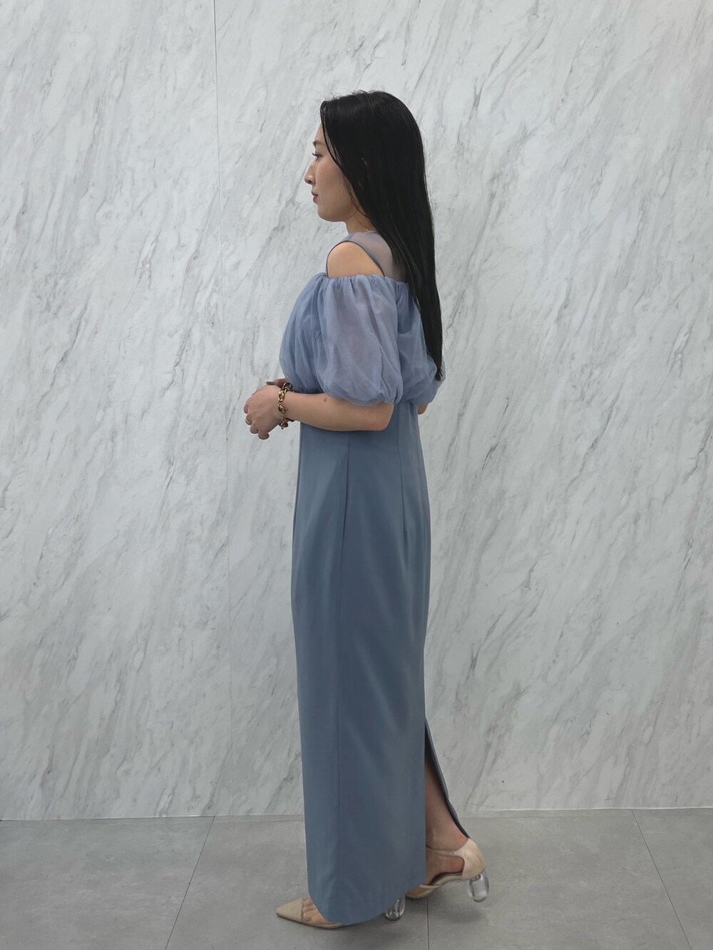 ブルー系のドレス、ベージュ系のパンプスを着用したレディースの夏コーディネートの5枚目の写真