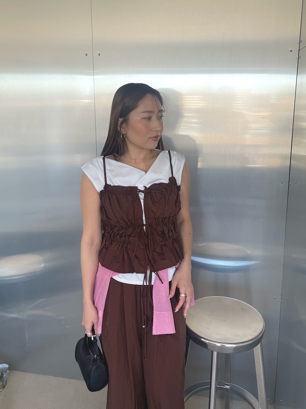 ブラック系のパンプス、ホワイト系のTシャツ/カットソー、ブラウン系のキャミソールを着用したレディースの春コーディネートの5枚目の写真